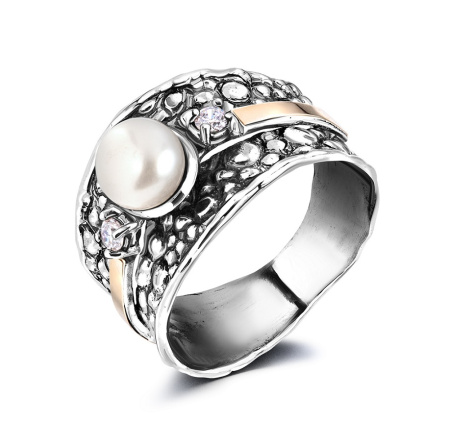 Серебряное кольцо с жемчугом и фианитом