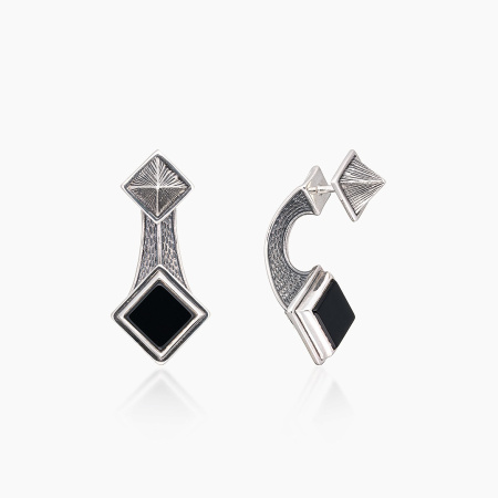 Серьги из серебра с камнем оникс
