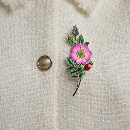 Серебряная брошь с эмалью и фианитами «Шиповник»