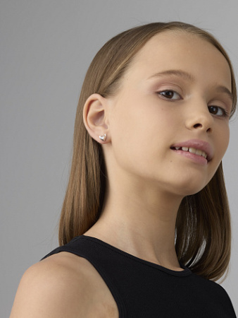 Детские серьги-пусеты из серебра с бриллиантом