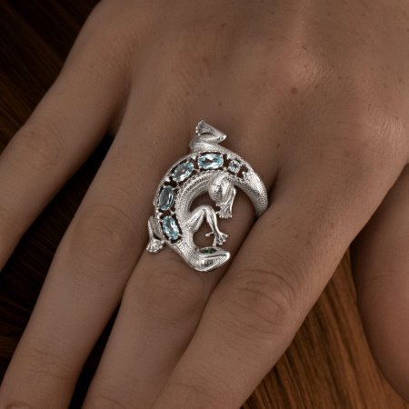 Серебряное кольцо с топазами и фианитами «Ящерица»