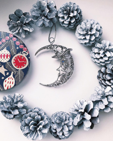 Серебряная елочная игрушка «Месяц»