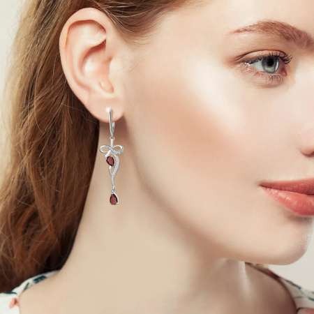 Серебряные серьги с гранатами и фианитами «Банты»