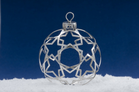 Серебряная елочная игрушка «Мяч»