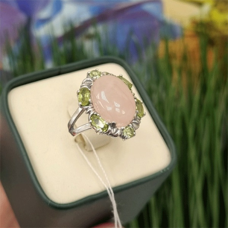 Серебряное кольцо «Монплезир» 925 пробы с розовым кварцем и хризолитами