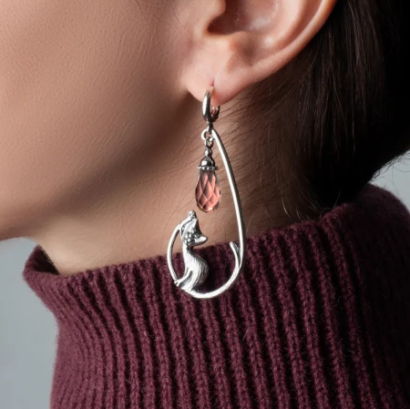 Серебряные серьги Кот под фонарем длинные с кварцем бургунди