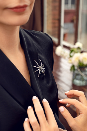 Серебряная брошь «Паук» с гематитом и марказитами Swarovski