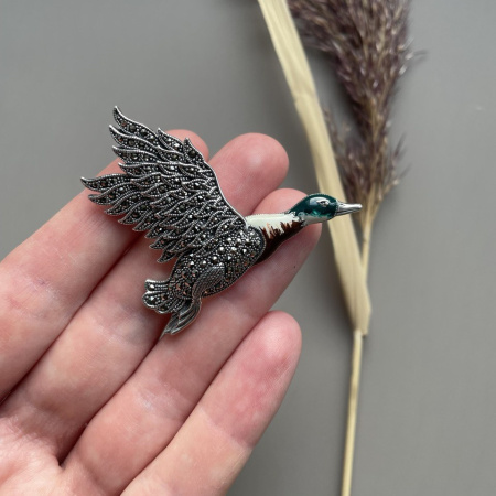 Брошь из серебра с марказитами и эмалью «Утка»