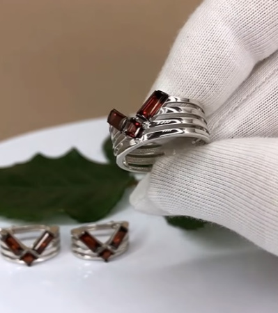 Серебряное кольцо с гранатами «Вектор»