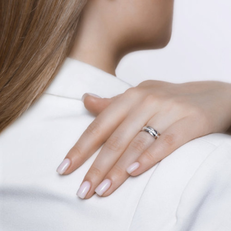 Обручальное кольцо из серебра с фианитами