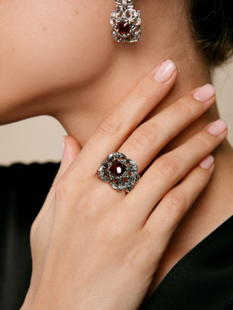 Кольцо из серебра с гранатом