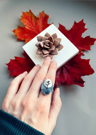 Серебряное кольцо с лазуритом