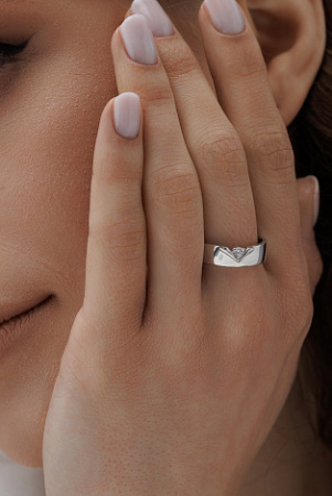 Кольцо из серебра с бриллиантом