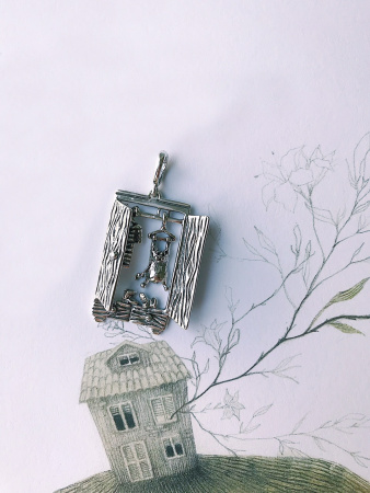 Серебряная подвеска «Гардероб»