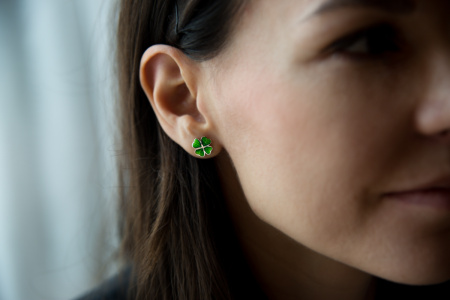 Серебряные серьги-пусеты с эмалью «Клевер»