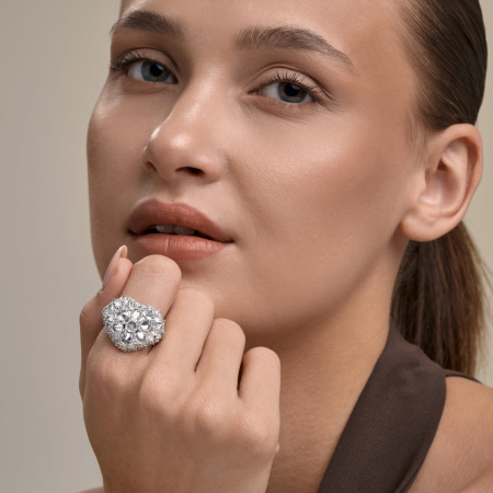 Серебряное кольцо с фианитами «Сердце с шипами»