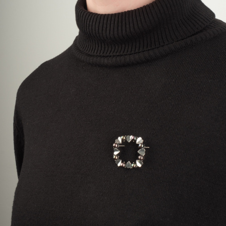 Серебряная брошь с жемчугом «Антик»