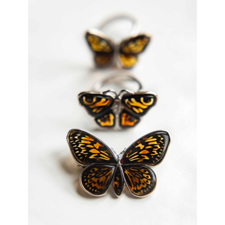 Серебряная брошь-подвеска с янтарем «Бабочка»