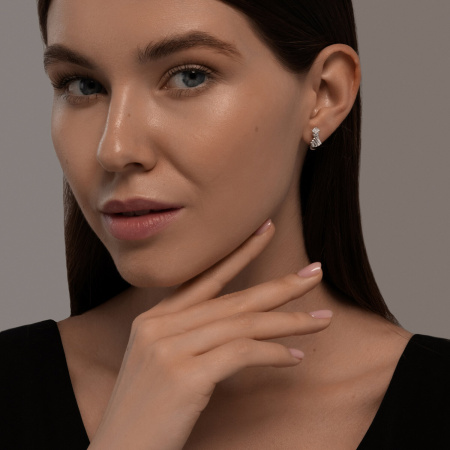 Серебряные серьги-пуссеты с фианитом «Рука»