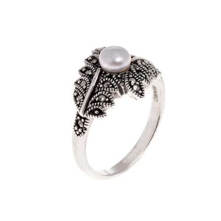 Кольцо из серебра с жемчугом и марказитами