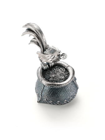 Серебряная статуэтка «Петух на мешке денег»