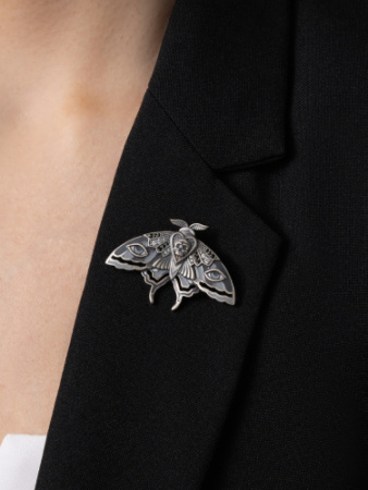 Серебряная брошь «Мотылек бражник» череп с эмалью и фианитами