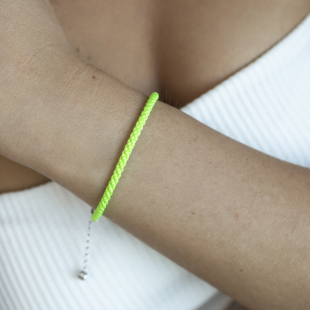 Серебряный браслет на плетеном шнурке