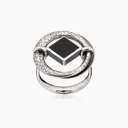 Кольцо из серебра с камнем оникс