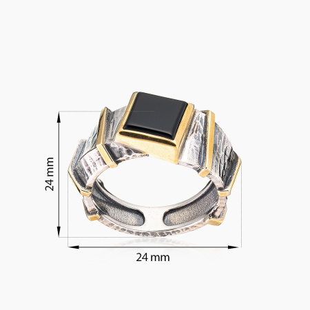 Кольцо из серебра с камнем оникс