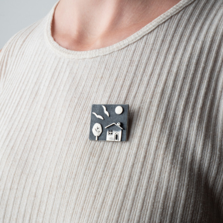 Брошь из серебра с гематитом «Дом»