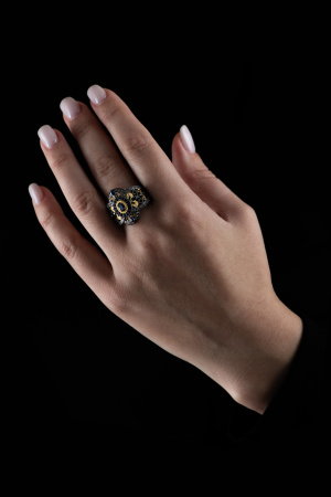 Серебряное кольцо с бриллиантами и сапфиром