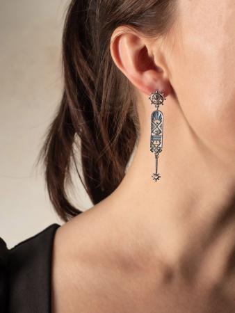 Серьги из серебра с фианитами, эмалью и хризолитами