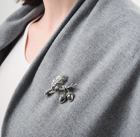 Серебряная брошь «Желуди»