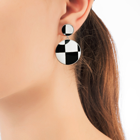 Пусеты-подвески из серебра с черной и белой эмалью