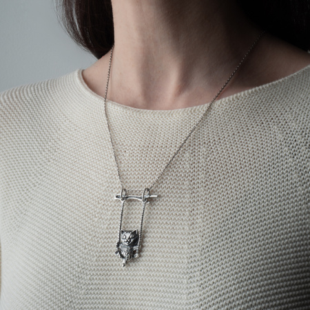 Подвеска из серебра «На качелях»