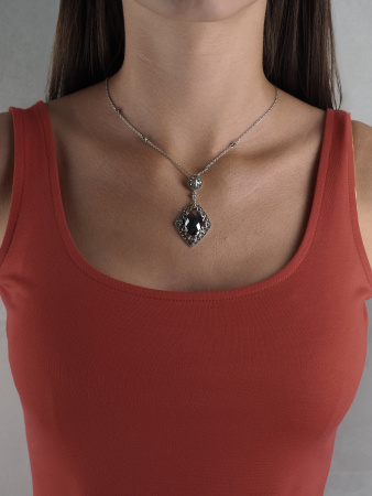 Серебряное колье с гематитом, марказитами Swarovski и фианитами