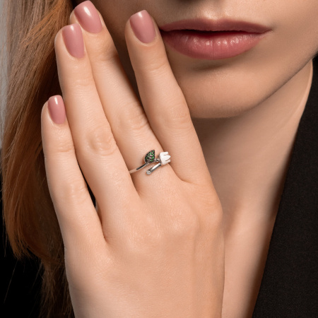 Кольцо из серебра с фианитами и эмалью «Цветочек»