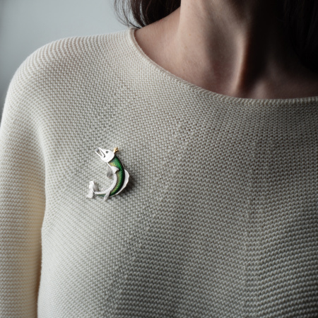 Брошь из серебра с эмалью и фианитами «Щука»