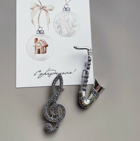 Серебряная брошь «Скрипичный ключ» с марказитами