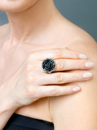 Серебряное кольцо с черным ониксом и марказитами Swarovski