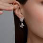 Серьги из серебра с фианитами «Бабочка на цветке»