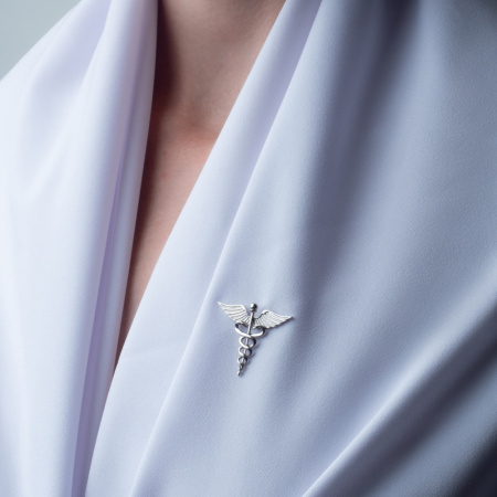 Серебряная брошь «Кадуцей» подарок врачу