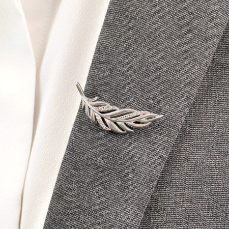 Серебряная брошь с фианитами «Перо»