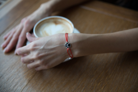 Красная нить «Лапка»