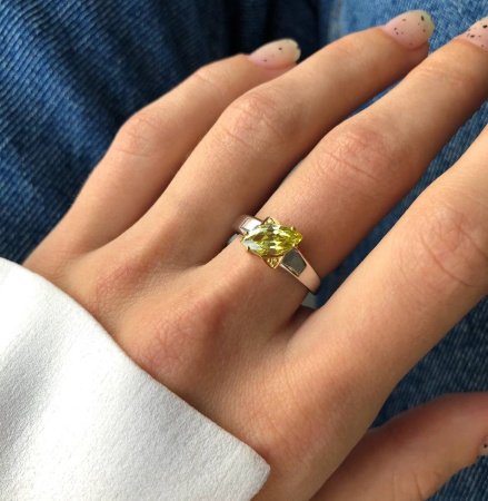 Кольцо из серебра с фианитами