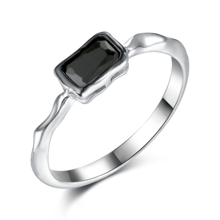 Кольцо из серебра со шпинелью