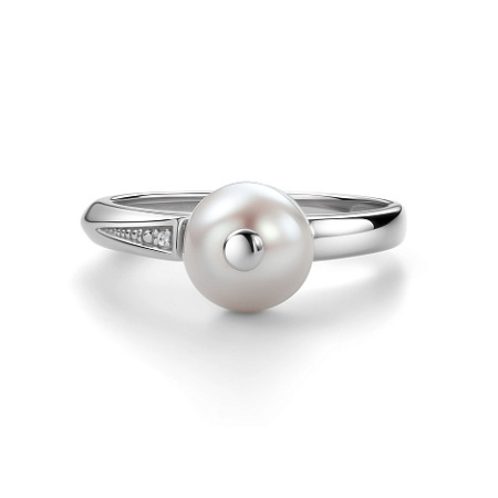 Серебряное кольцо с жемчугом и бриллиантом