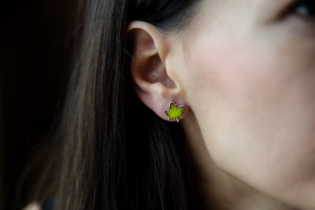 Серебряные серьги-пусеты с эмалью «Кленовые листья»