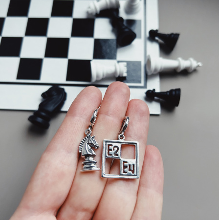 Серебряные ассиметричные серьги «Шахматы»