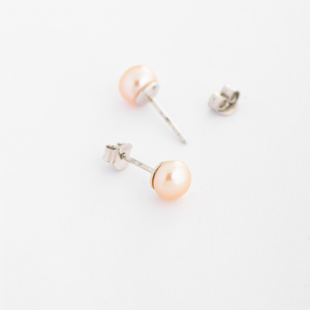 Серьги пусеты серебряные с кремовым жемчугом